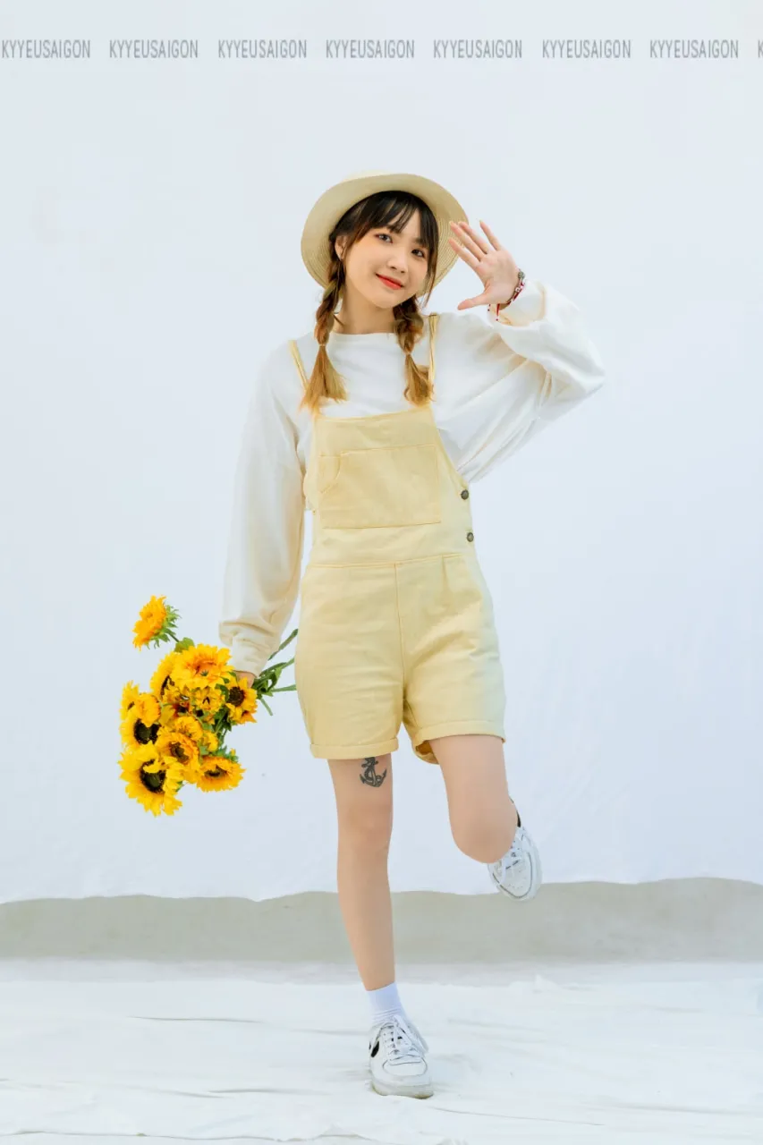 Vẻ đẹp rực rỡ của hoa hướng dương trong ảnh kỷ yếu