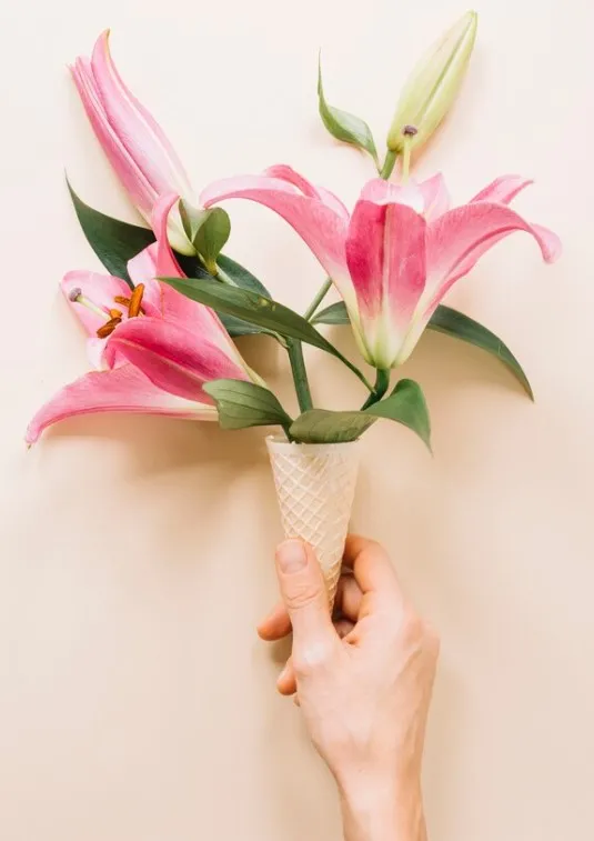 Bó hoa ly chụp ảnh kỷ yếu siêu cute