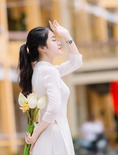 Hoa sen cầm tay chụp kỷ yếu cùng áo dài