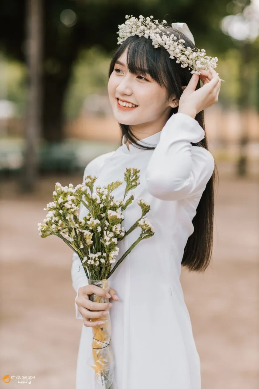 Bó hoa statice trắng, biểu tượng của kỷ niệm bền lâu trong ảnh kỷ yếu