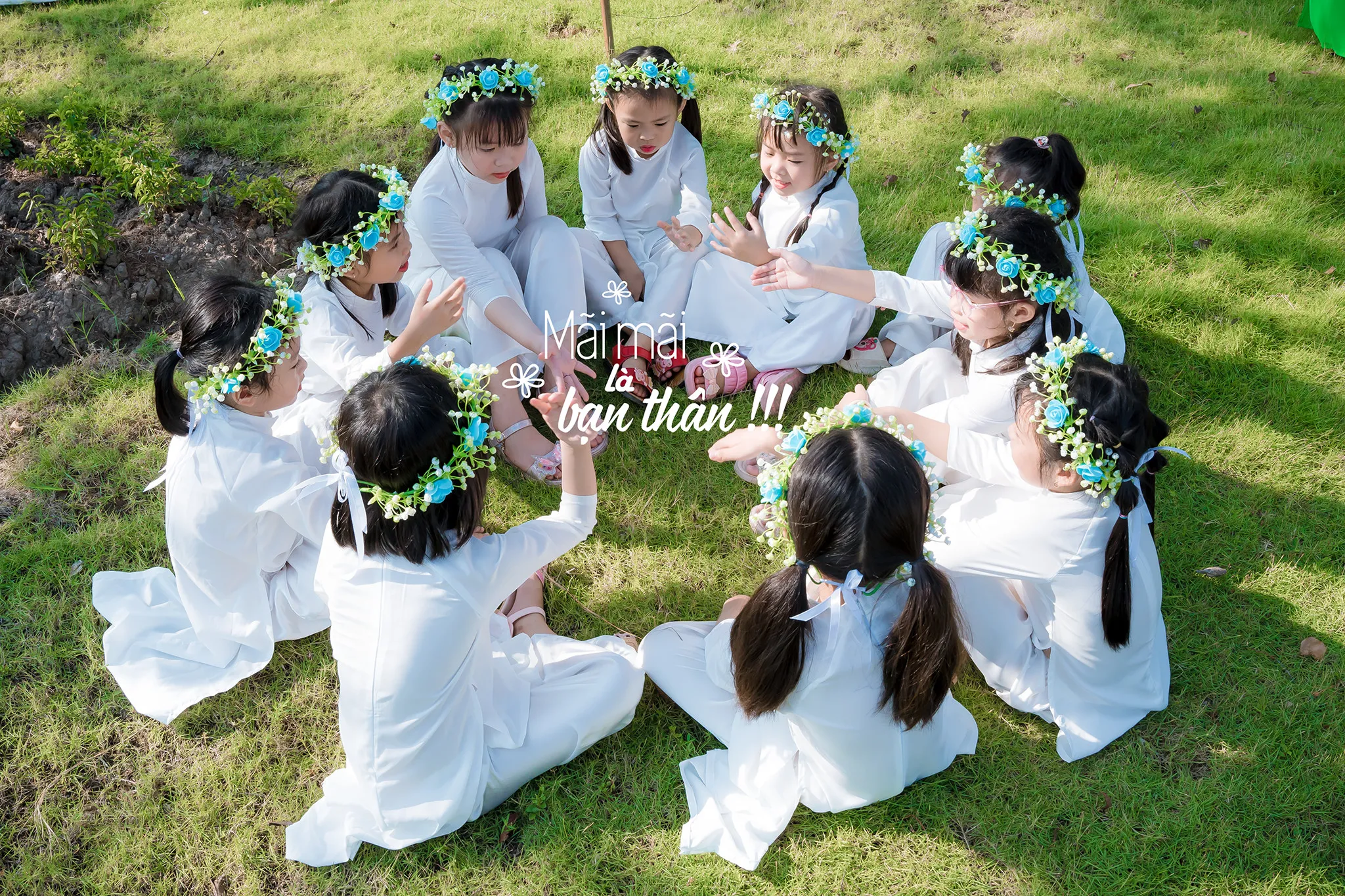 Tập thể lớp mầm non chụp ảnh kỷ yếu