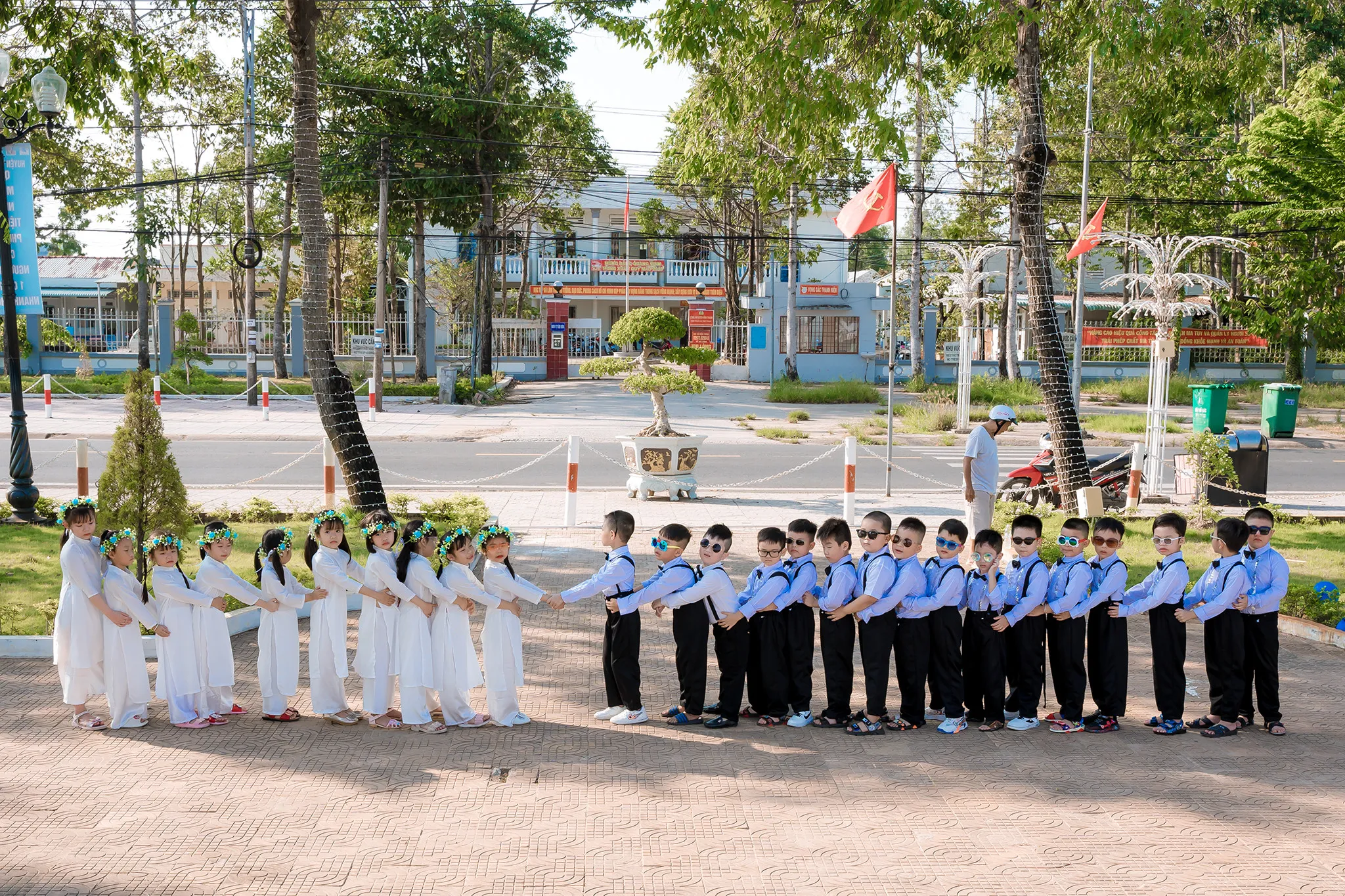 Khoảnh khắc vui đùa khi chụp ảnh kỷ yếu cho trẻ mầm non