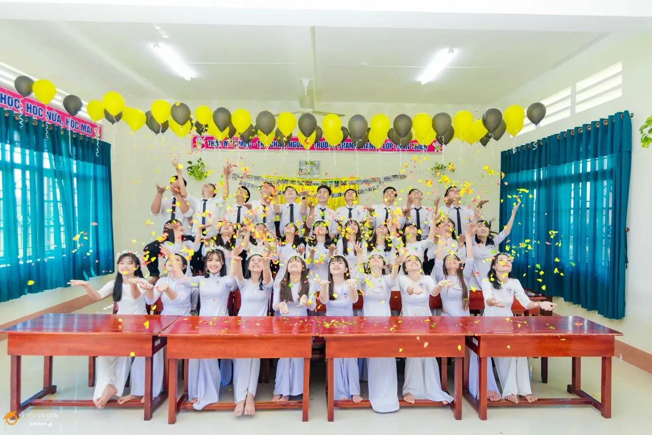 Cả lớp cùng nhau trang trí bảng đen với phấn màu trước buổi chụp ảnh kỷ yếu