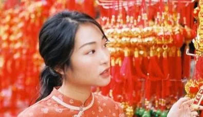 Chụp ảnh áo dài cách tân tại hàng quán trang trí Tết