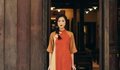 Chụp ảnh áo dài cách tân cầm giỏ hoa trước danh thắng