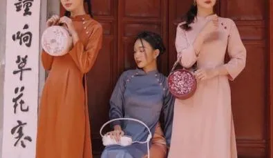 Tạo dáng chụp ảnh áo dài nhóm 3 người (hai đứng, một ngồi)