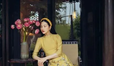 Gợi ý tạo dáng ngồi nghiêng người bên bàn cho ảnh áo dài cách tân