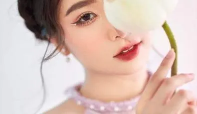Chụp cận cảnh áo dài, dùng hoa che một góc mặt