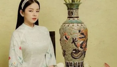 Tạo dáng ngồi thẳng lưng, tay đặt nhẹ trên đùi, gương mặt cổ điển