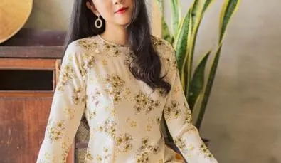 Tạo dáng ngồi bệt chân xếp về một hướng, đầu nghiêng