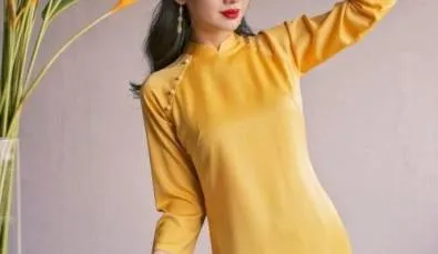 Tạo dáng đứng nghiêng người, tay cầm hoa, tay chống hờ