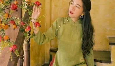 Tạo dáng ngồi bậc cầu thang, tay chạm nhẹ cành cây
