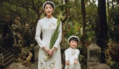 Chụp hình Tết với áo dài cách tân cho hai mẹ con