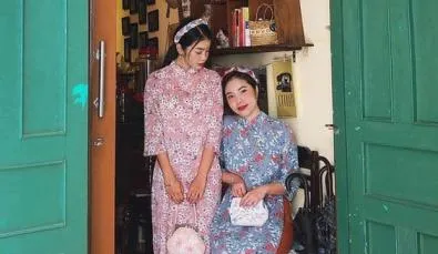 Tạo dáng chụp áo dài cách tân tựa vai bạn thân