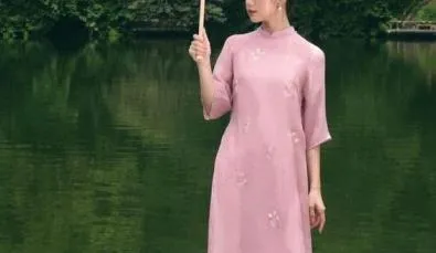 Chụp ảnh áo dài cách tân cầm ô bên bờ sông