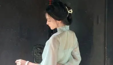 Chụp ảnh áo dài từ phía sau lưng, mặt nghiêng