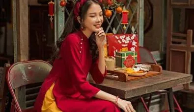 Tạo dáng áo dài cách tân cầm bóp tiền ngày Tết