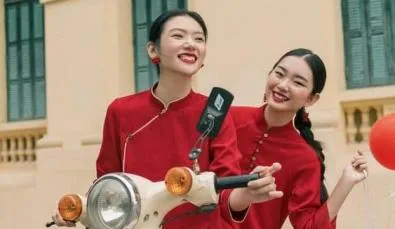 Tạo dáng ngồi xe máy, cười đùa với áo dài cách tân