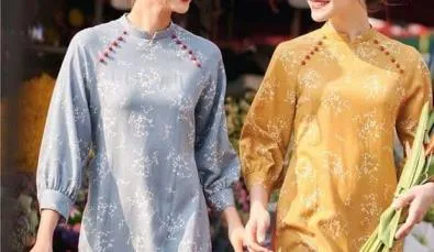 Tạo dáng nắm tay nhau đi dạo phố Tết với áo dài