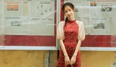 Người mẫu áo dài cách tân cầm giỏ đan tre nhìn thẳng