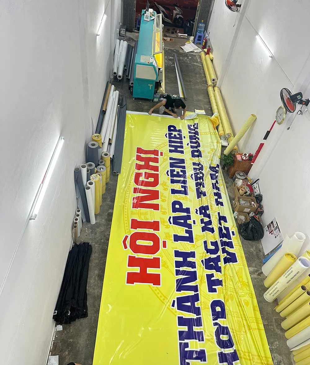 In bạt hiflex khổ lớn treo làm biển quảng cáo ngoài trời