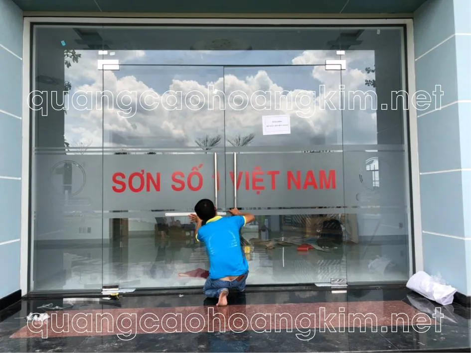 Mẫu decal dán kính quảng cáo trên cửa hàng
