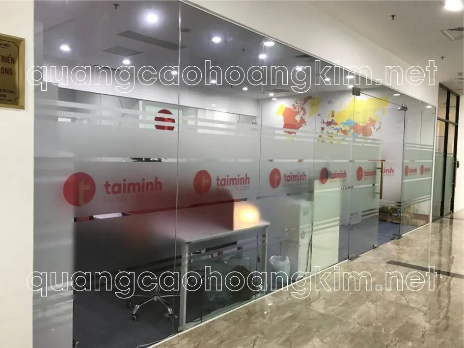 Decal mờ kết hợp họa tiết in màu trên kính