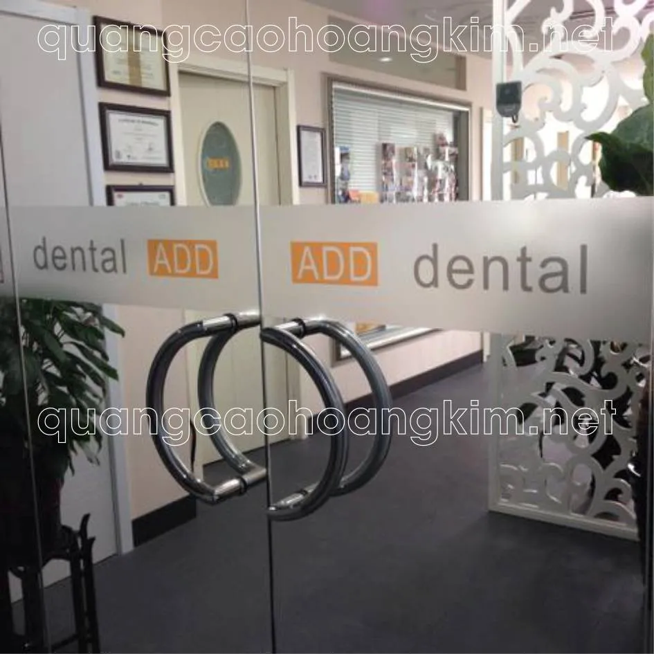 Decal mờ dán toàn bộ vách kính văn phòng