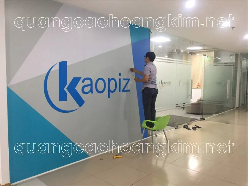 Decal PP in hình ảnh sản phẩm dán trên kính cửa hàng