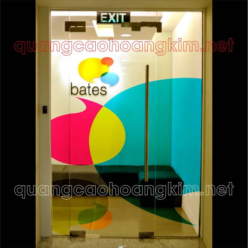 Decal trong suốt in logo và thông tin công ty