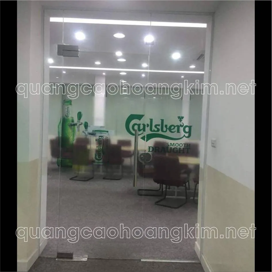 Decal trong suốt in thông tin trên cửa kính