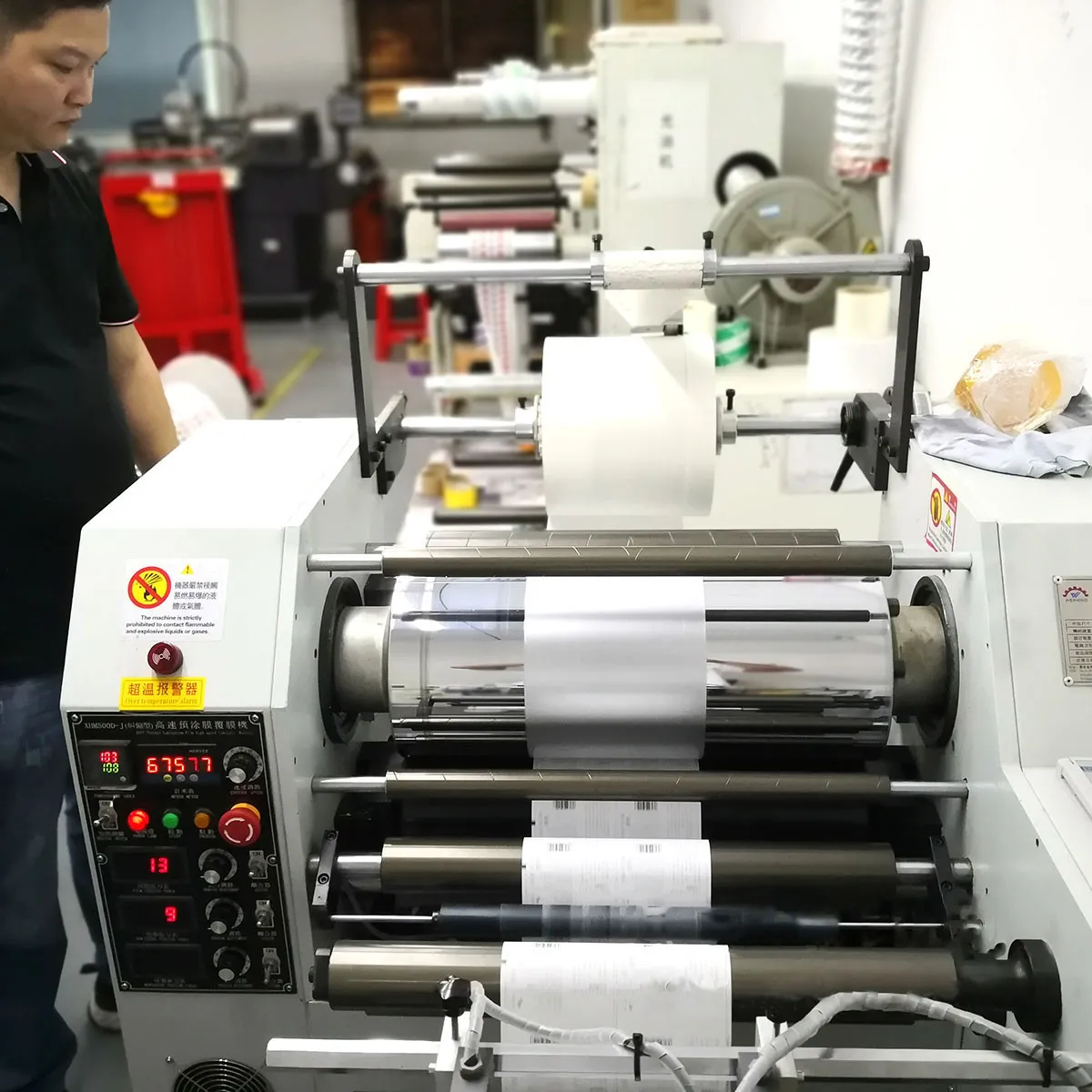 Máy in đang sản xuất tem bảo hành decal