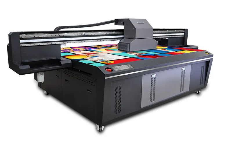 Máy in UV phẳng đang in trên vật liệu dạng tấm
