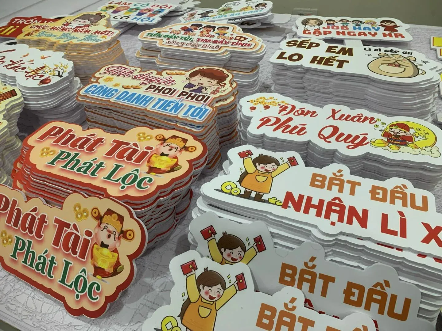 Mô tả kích thước hashtag cầm tay 30x35cm, với phần nội dung 30x20cm và tay cầm 15cm