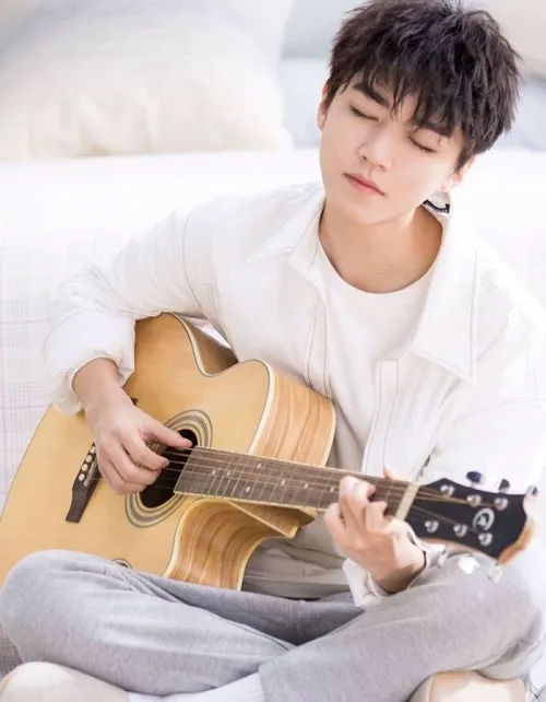 Nam sinh chụp ảnh kỷ yếu lãng tử với đàn guitar
