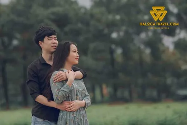 Kiểu tạo dáng chàng ôm nàng từ phía sau