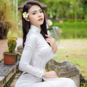 Thiếu nữ tóc dài thẳng tự nhiên với áo dài trắng, phù hợp chụp kỷ yếu