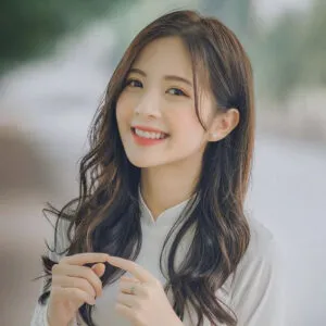 Kiểu tóc xoăn sóng nhẹ nhàng phong cách Hàn Quốc, thích hợp cho nữ sinh chụp kỷ yếu