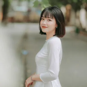 Cô gái với kiểu tóc ngắn ngang vai mái thưa tự nhiên, trẻ trung cho ảnh kỷ yếu