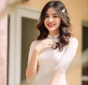Tóc uốn phồng bồng bềnh, mang lại vẻ nữ tính và sang trọng cho ảnh kỷ yếu