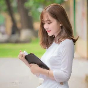 Kiểu tóc ngang vai uốn xoăn nhẹ đuôi và mái thưa, dễ thương khi chụp kỷ yếu