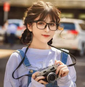 Kiểu tóc tết hai bím ngắn đáng yêu, phù hợp concept chụp kỷ yếu năng động