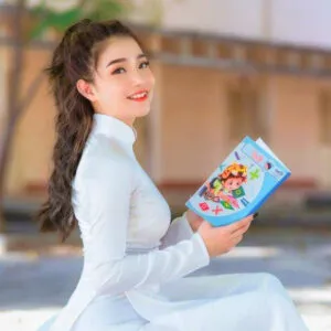 Kiểu tóc xoăn lọn lớn buộc cao năng động cho nữ sinh chụp kỷ yếu