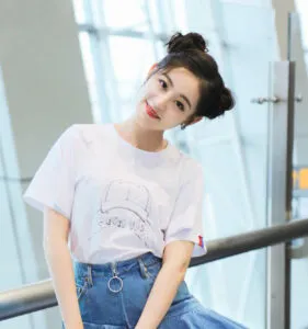 Kiểu tóc búi cao hai bên, tạo vẻ ngoài tươi sáng và tràn đầy năng lượng tuổi trẻ