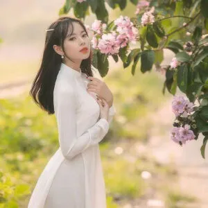 Kiểu tóc dài uốn cụp nhẹ phần đuôi, đơn giản nhưng xinh xắn khi chụp kỷ yếu áo dài