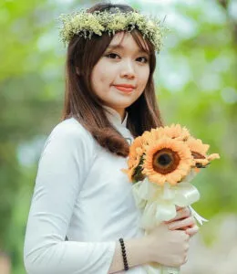 Kiểu tóc đơn giản kết hợp vòng hoa đội đầu, tạo nét đẹp tự nhiên, phù hợp chụp kỷ yếu