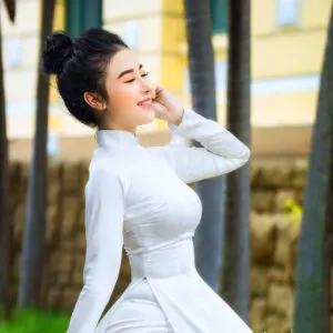 Nữ sinh với tóc búi củ tỏi cao gọn gàng, trẻ trung khi chụp ảnh kỷ yếu