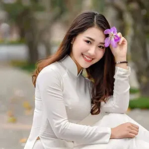 Thiếu nữ tóc uốn xoăn nhẹ phần đuôi, tạo vẻ mềm mại khi chụp ảnh kỷ yếu