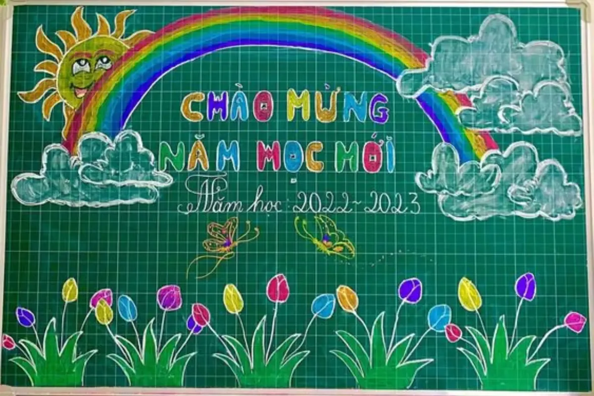 Ý tưởng trang trí bảng lớp học bằng phấn hình bầu trời xanh và mây trắng