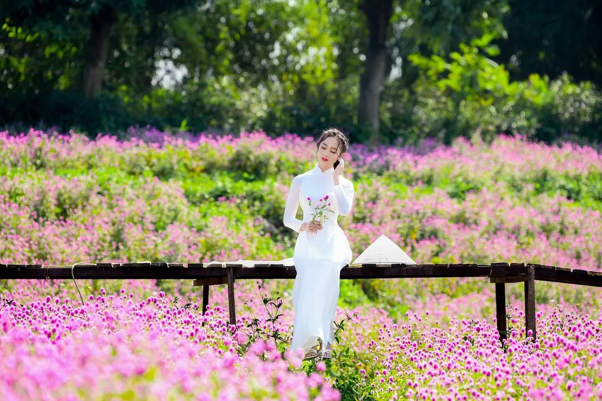 Áo dài trắng nổi bật giữa sắc hoa tím biếc